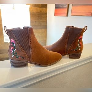 Women Embroidered Chelsea Boots